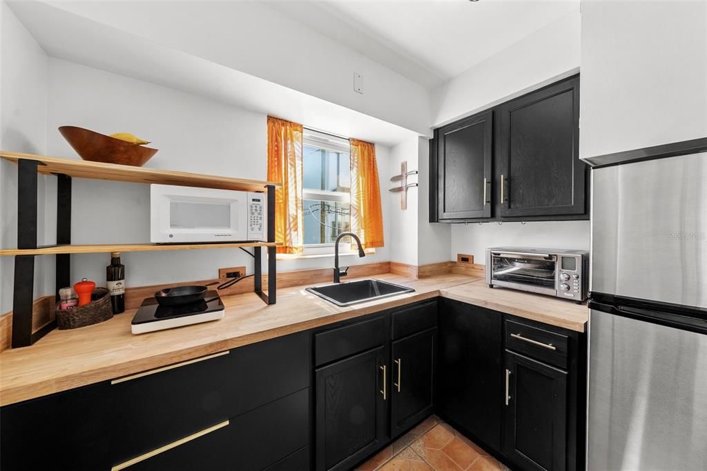 For Sale: $152,500 (1 beds, 1 baths, 595 Square Feet)