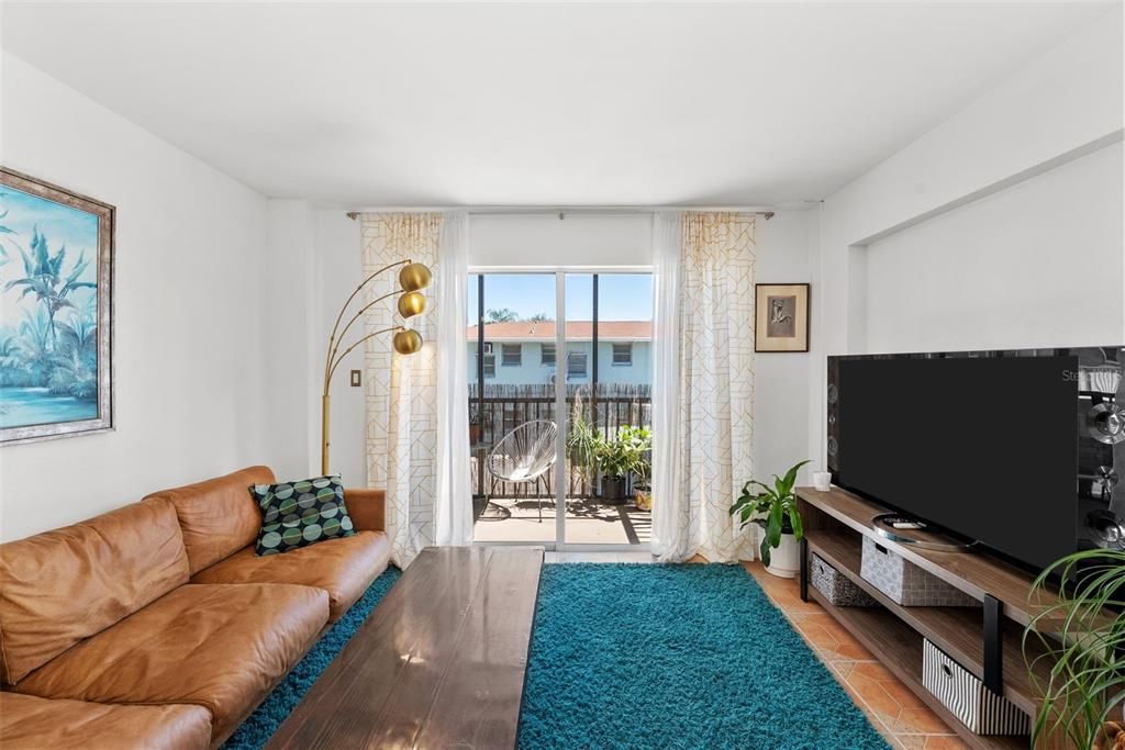 For Sale: $152,500 (1 beds, 1 baths, 595 Square Feet)