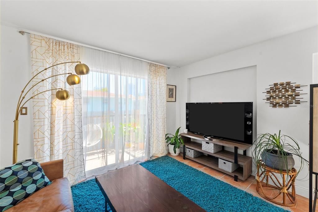 For Sale: $152,500 (1 beds, 1 baths, 595 Square Feet)