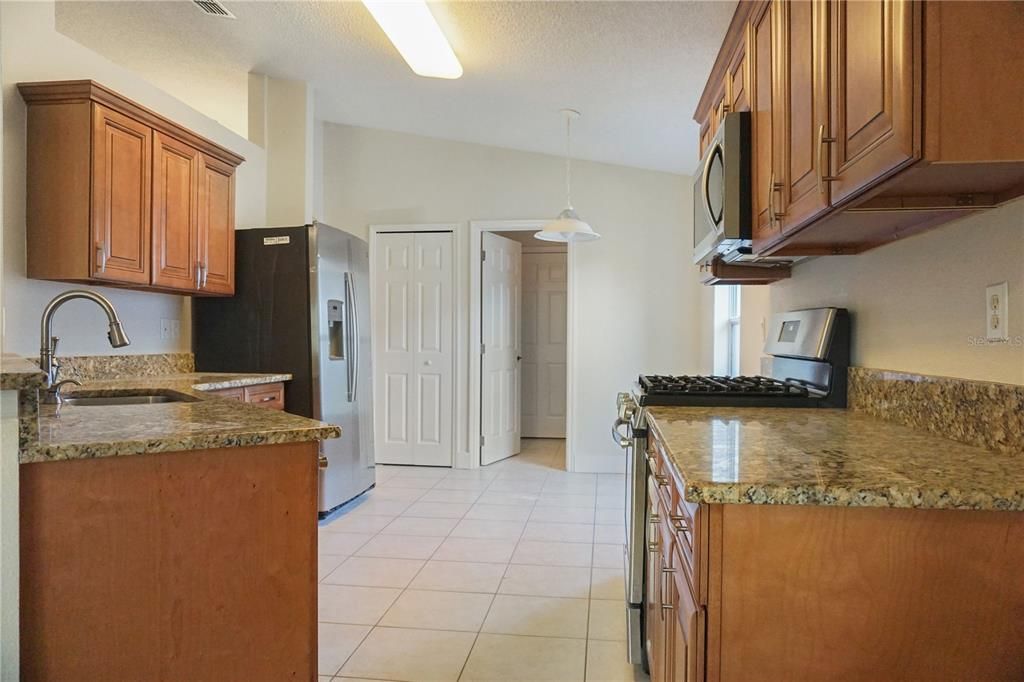 For Rent: $1,950 (4 beds, 2 baths, 1902 Square Feet)