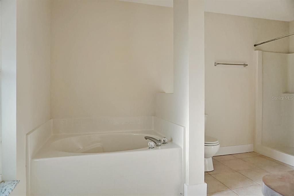 For Rent: $1,950 (4 beds, 2 baths, 1902 Square Feet)