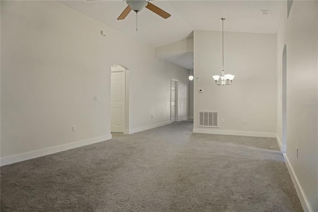 For Rent: $1,950 (4 beds, 2 baths, 1902 Square Feet)