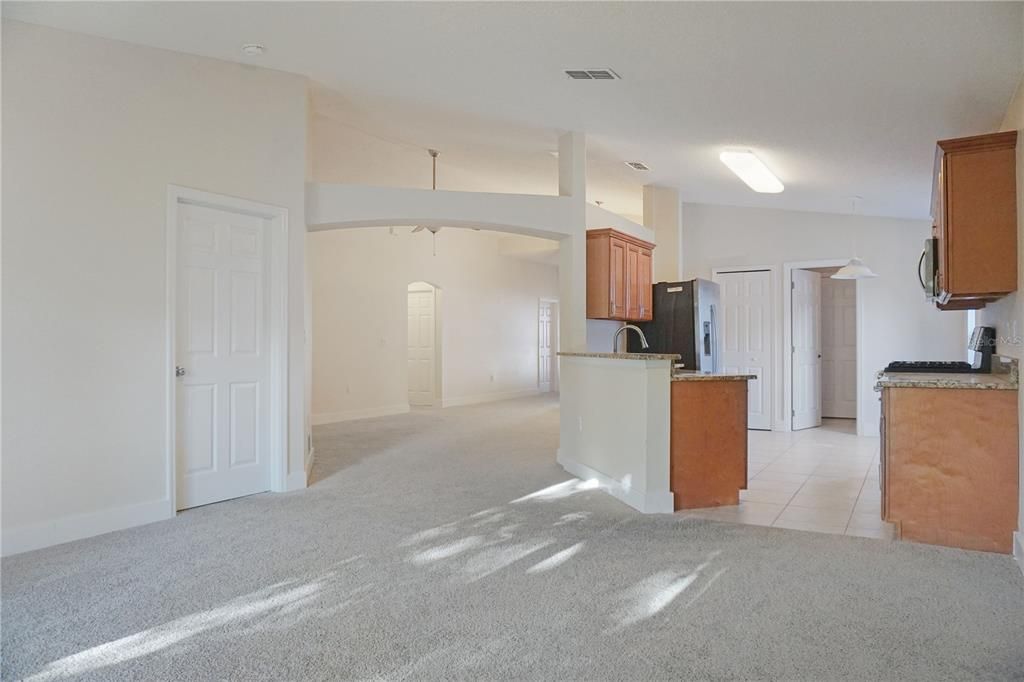 For Rent: $1,950 (4 beds, 2 baths, 1902 Square Feet)