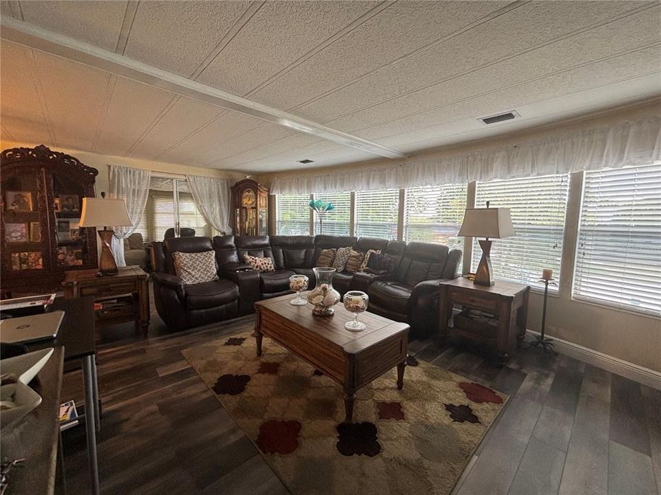 待售: $149,900 (2 贝兹, 2 浴室, 1366 平方英尺)