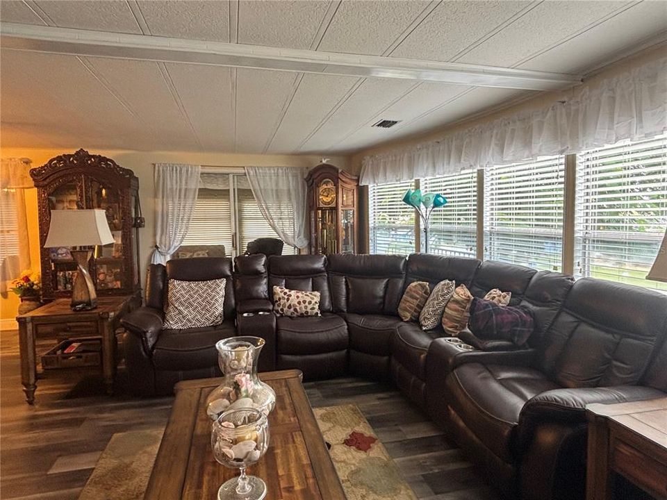 待售: $149,900 (2 贝兹, 2 浴室, 1366 平方英尺)