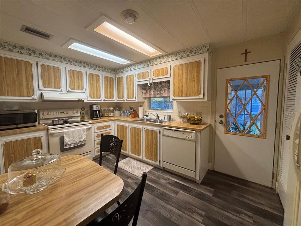 待售: $149,900 (2 贝兹, 2 浴室, 1366 平方英尺)