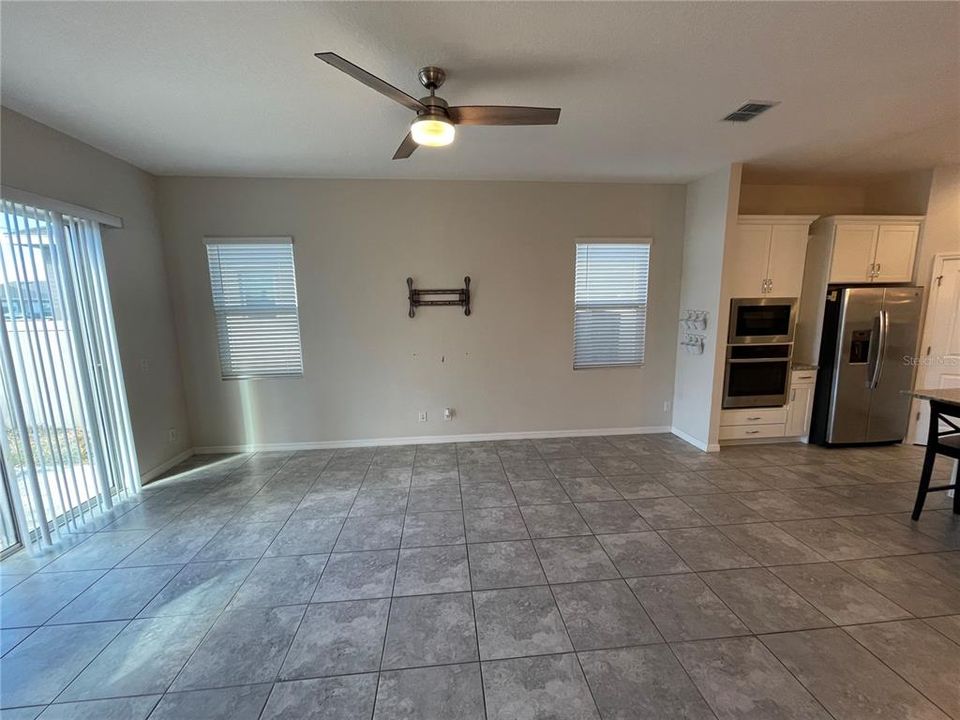 合同活跃: $384,900 (4 贝兹, 3 浴室, 2244 平方英尺)