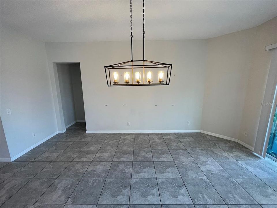 合同活跃: $384,900 (4 贝兹, 3 浴室, 2244 平方英尺)