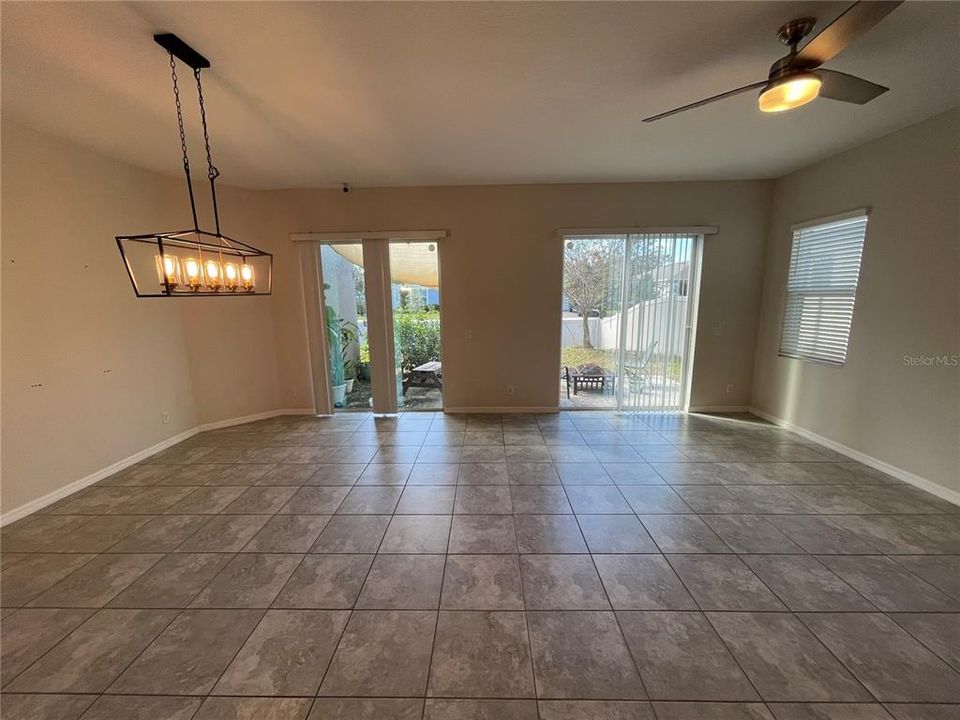 合同活跃: $384,900 (4 贝兹, 3 浴室, 2244 平方英尺)