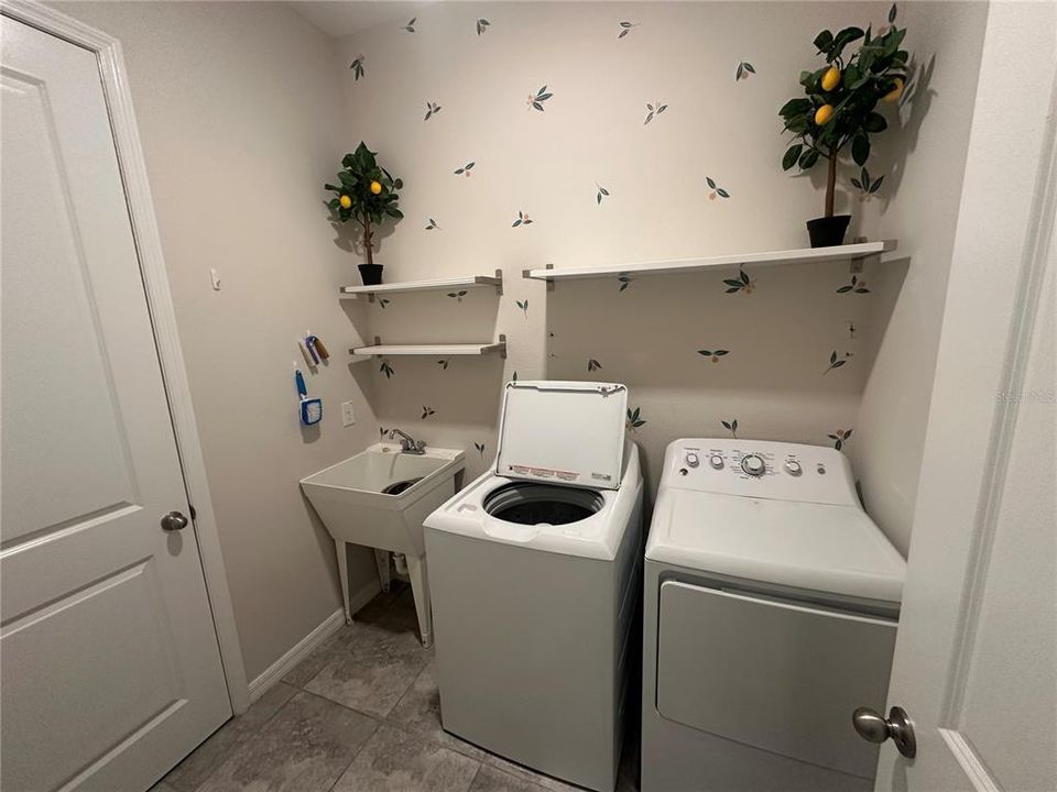 合同活跃: $384,900 (4 贝兹, 3 浴室, 2244 平方英尺)