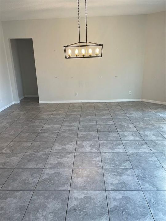 合同活跃: $384,900 (4 贝兹, 3 浴室, 2244 平方英尺)