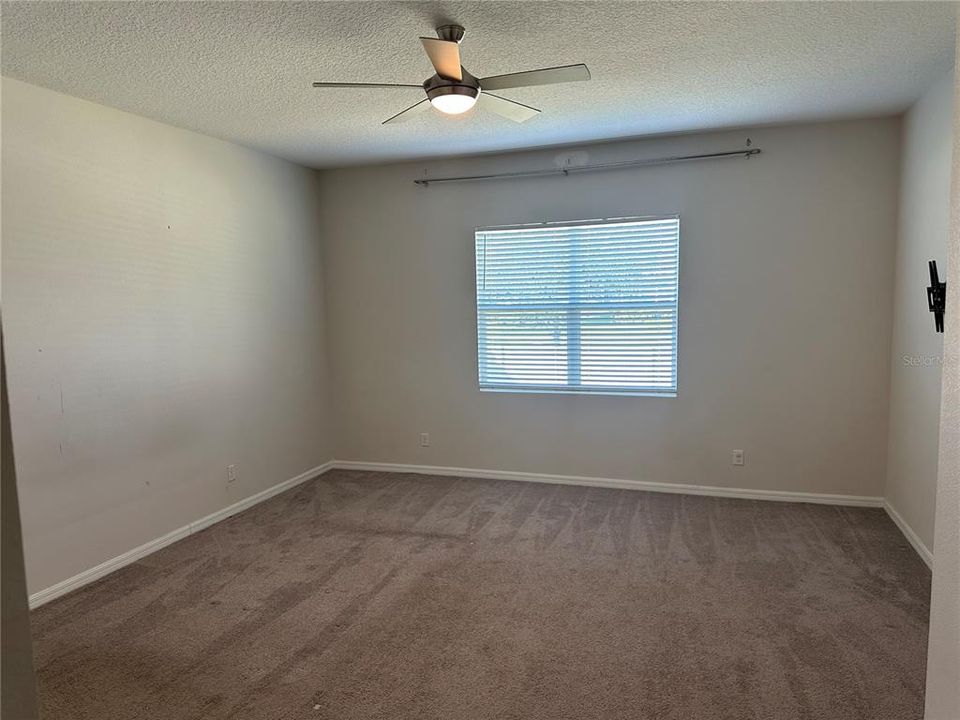 合同活跃: $384,900 (4 贝兹, 3 浴室, 2244 平方英尺)