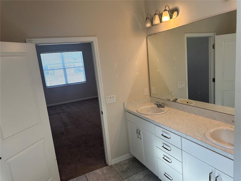 合同活跃: $384,900 (4 贝兹, 3 浴室, 2244 平方英尺)