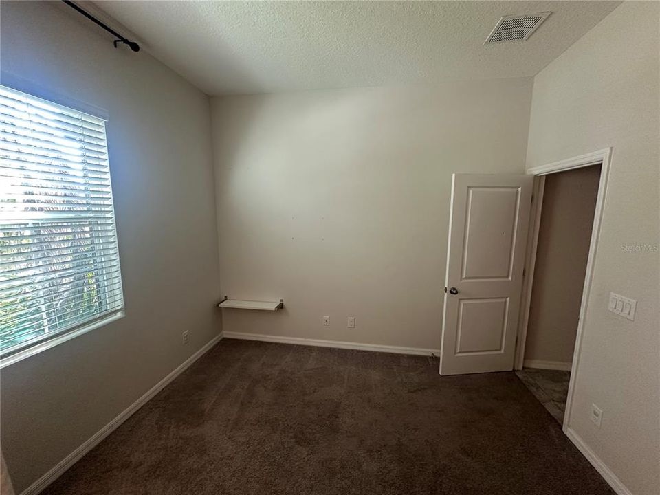 合同活跃: $384,900 (4 贝兹, 3 浴室, 2244 平方英尺)