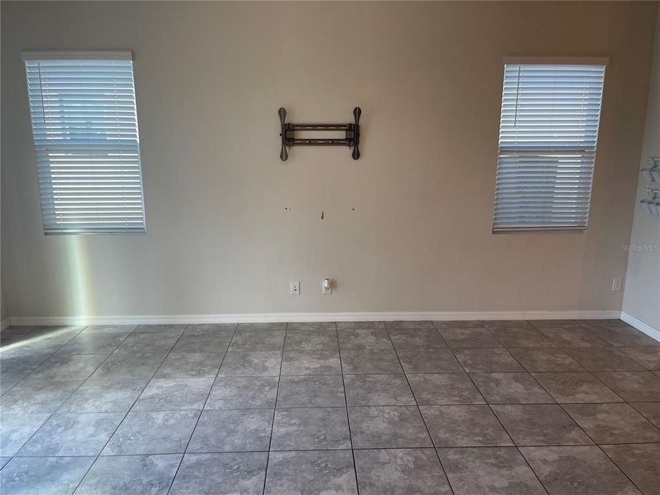 合同活跃: $384,900 (4 贝兹, 3 浴室, 2244 平方英尺)