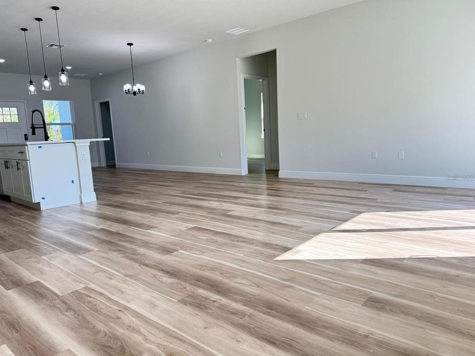 For Rent: $1,950 (4 beds, 2 baths, 1833 Square Feet)