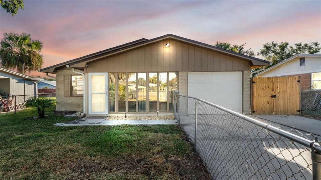 最近售出: $225,000 (3 贝兹, 1 浴室, 1051 平方英尺)