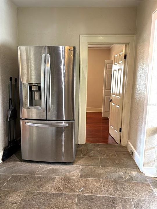 Active With Contract: $1,750 (2 beds, 1 baths, 876 Square Feet)