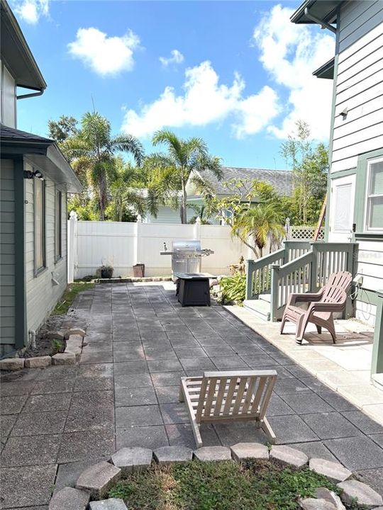 Active With Contract: $1,750 (2 beds, 1 baths, 876 Square Feet)