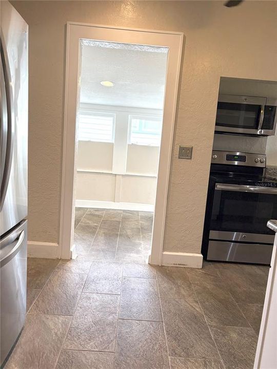 Active With Contract: $1,750 (2 beds, 1 baths, 876 Square Feet)