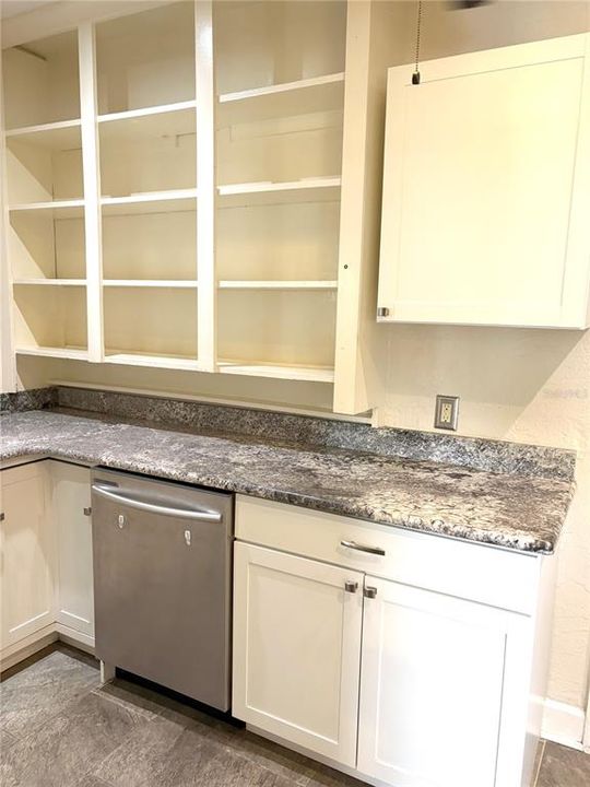 Active With Contract: $1,750 (2 beds, 1 baths, 876 Square Feet)