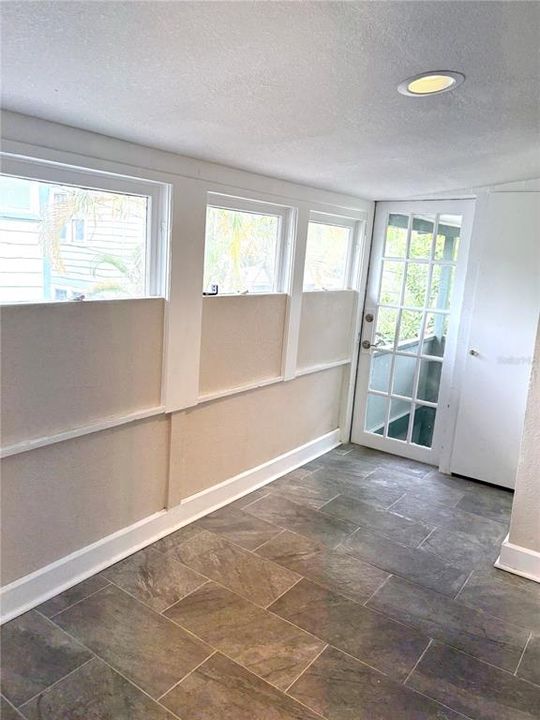 Active With Contract: $1,750 (2 beds, 1 baths, 876 Square Feet)