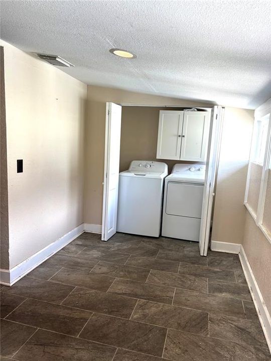 Active With Contract: $1,750 (2 beds, 1 baths, 876 Square Feet)