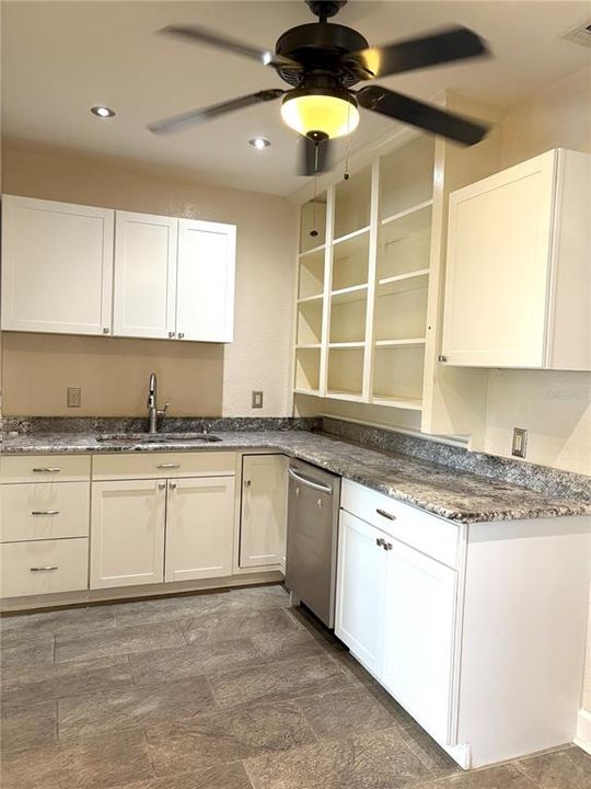 Active With Contract: $1,750 (2 beds, 1 baths, 876 Square Feet)