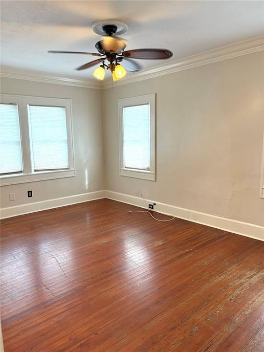 Active With Contract: $1,750 (2 beds, 1 baths, 876 Square Feet)