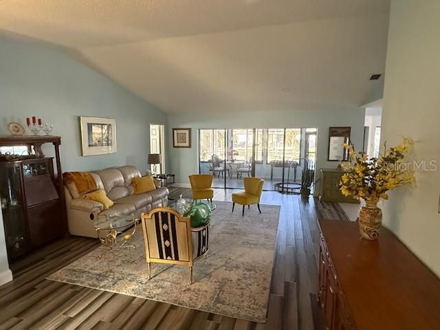 For Rent: $3,280 (3 beds, 2 baths, 1620 Square Feet)