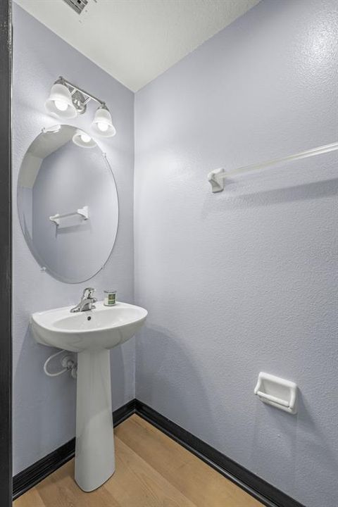 На продажу: $214,900 (2 спален, 2 ванн, 1120 Квадратных фут)