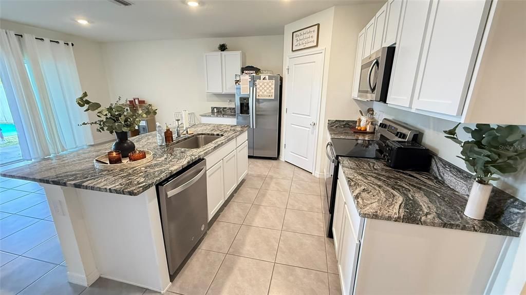 Под контрактом: $2,500 (4 спален, 2 ванн, 1846 Квадратных фут)