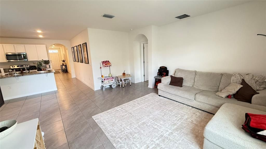 Под контрактом: $2,500 (4 спален, 2 ванн, 1846 Квадратных фут)