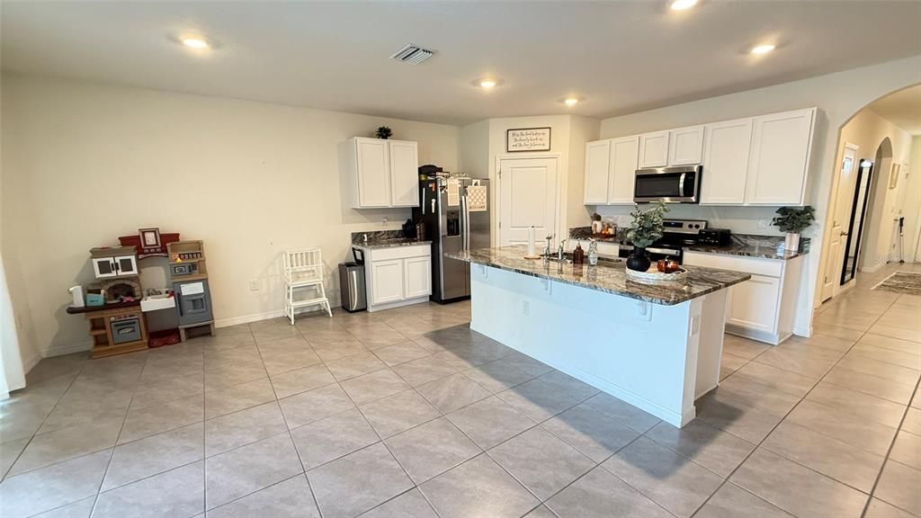 Под контрактом: $2,500 (4 спален, 2 ванн, 1846 Квадратных фут)