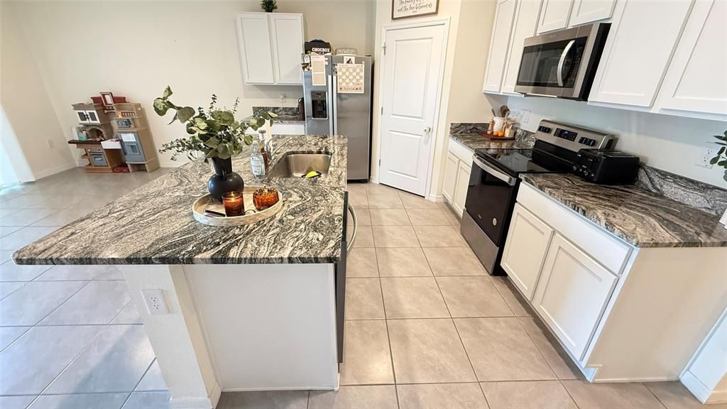 Под контрактом: $2,500 (4 спален, 2 ванн, 1846 Квадратных фут)