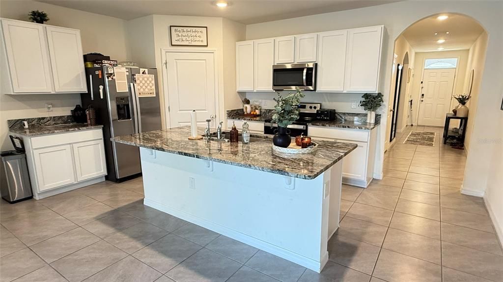 Под контрактом: $2,500 (4 спален, 2 ванн, 1846 Квадратных фут)