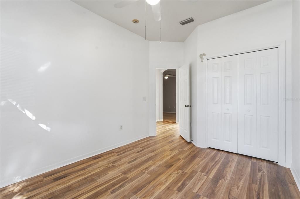 合同活跃: $300,000 (3 贝兹, 2 浴室, 1702 平方英尺)