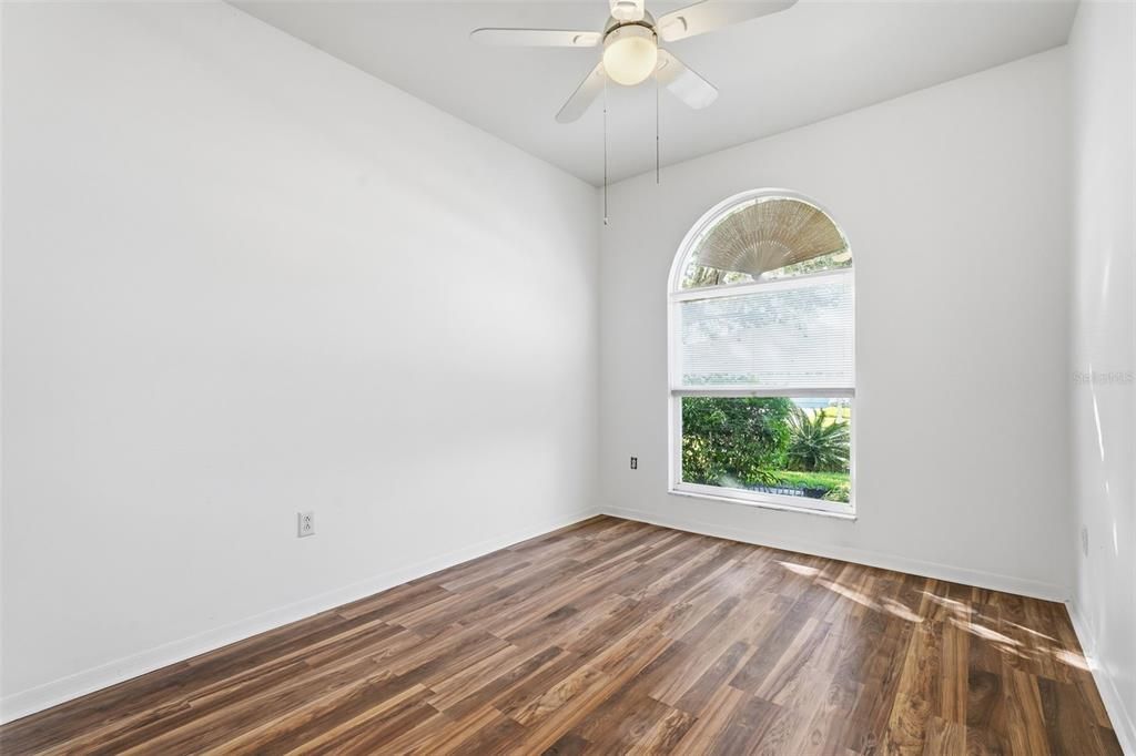 合同活跃: $300,000 (3 贝兹, 2 浴室, 1702 平方英尺)