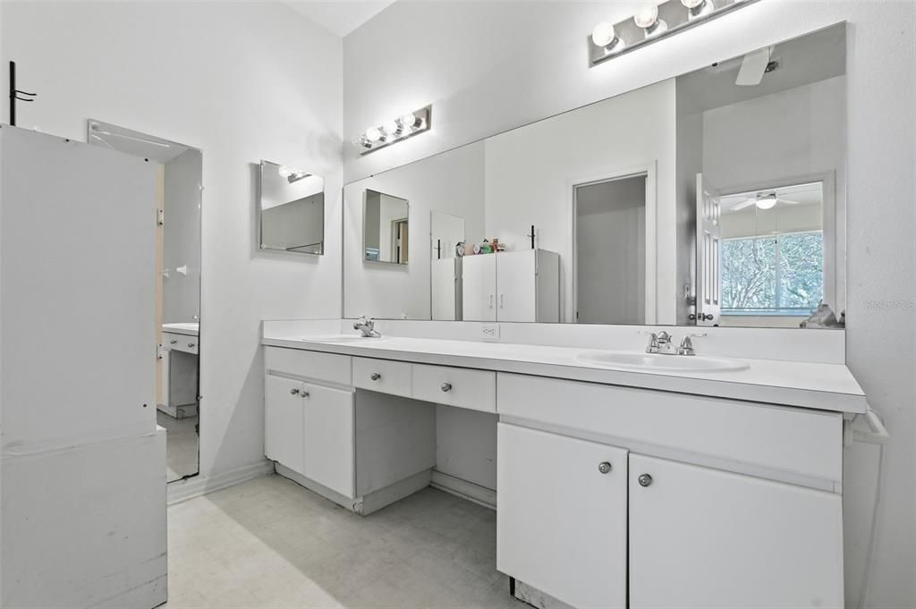 合同活跃: $300,000 (3 贝兹, 2 浴室, 1702 平方英尺)