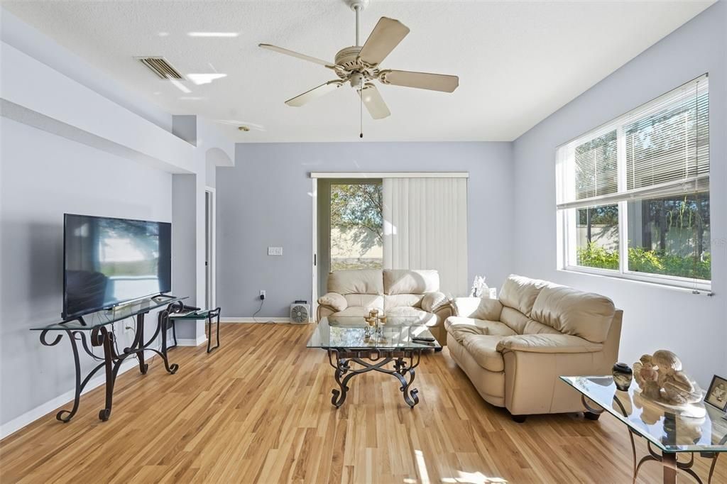 合同活跃: $300,000 (3 贝兹, 2 浴室, 1702 平方英尺)