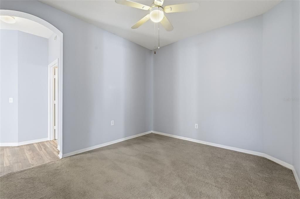 合同活跃: $300,000 (3 贝兹, 2 浴室, 1702 平方英尺)