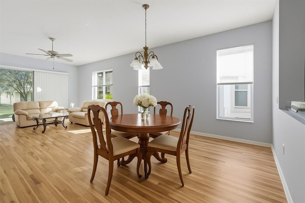 合同活跃: $300,000 (3 贝兹, 2 浴室, 1702 平方英尺)