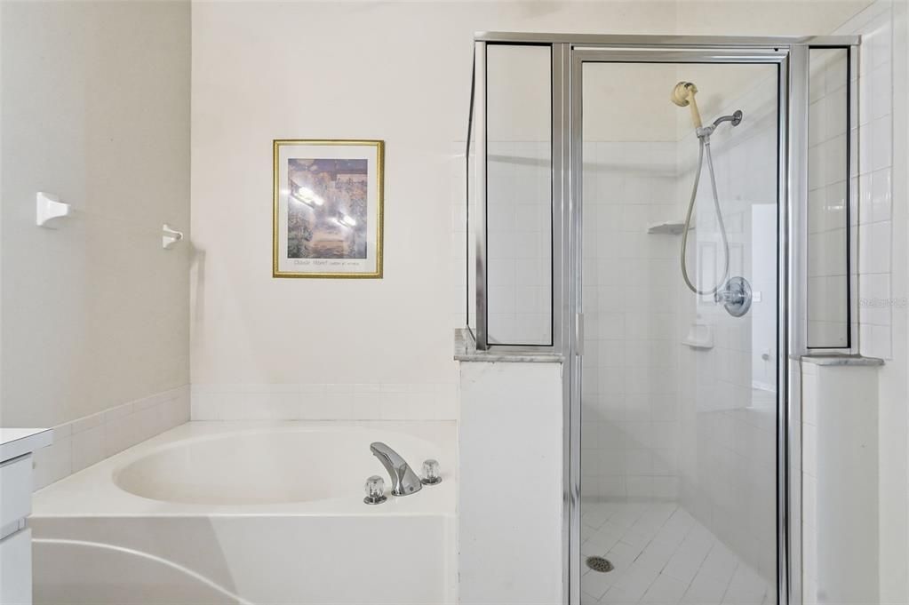 合同活跃: $300,000 (3 贝兹, 2 浴室, 1702 平方英尺)