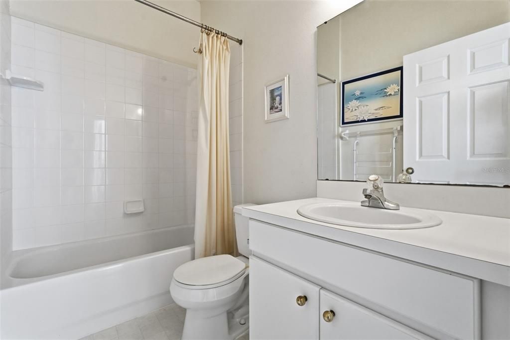 合同活跃: $300,000 (3 贝兹, 2 浴室, 1702 平方英尺)