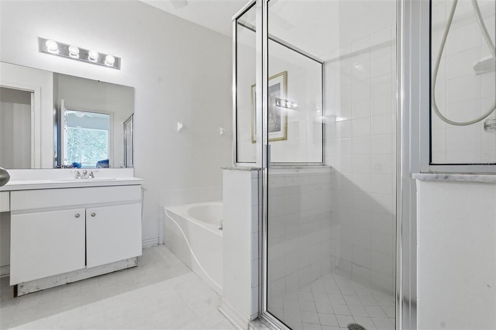 合同活跃: $300,000 (3 贝兹, 2 浴室, 1702 平方英尺)