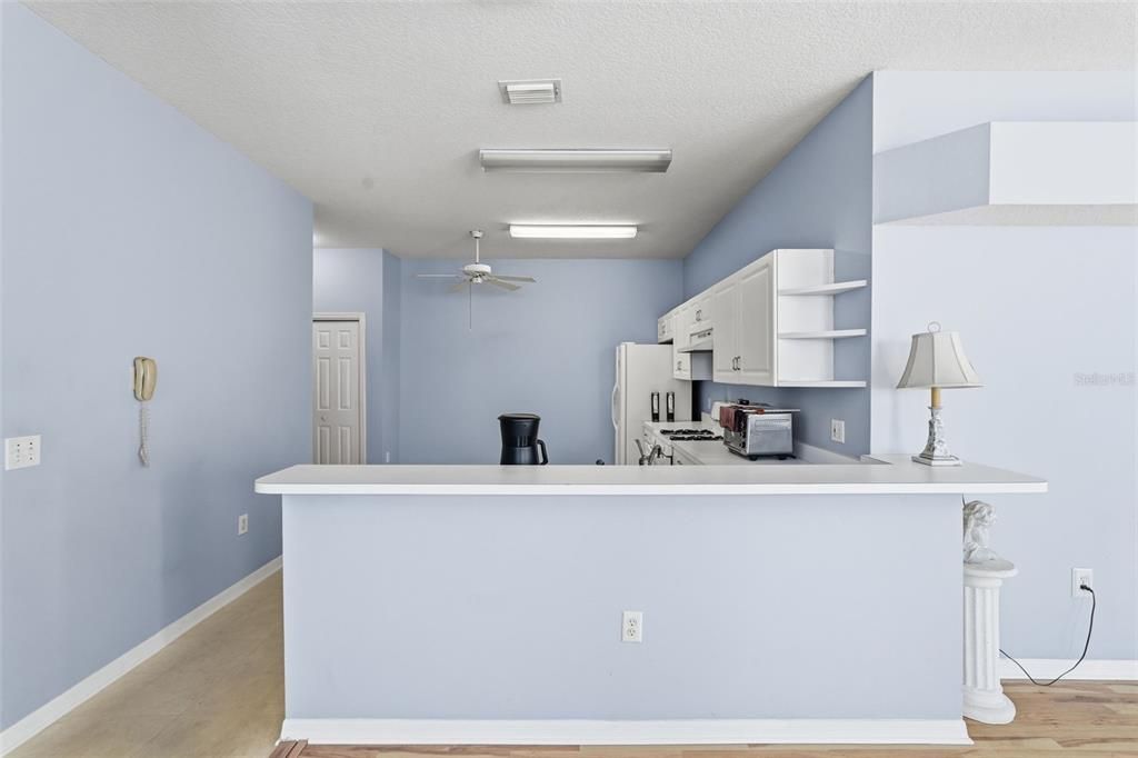 合同活跃: $300,000 (3 贝兹, 2 浴室, 1702 平方英尺)