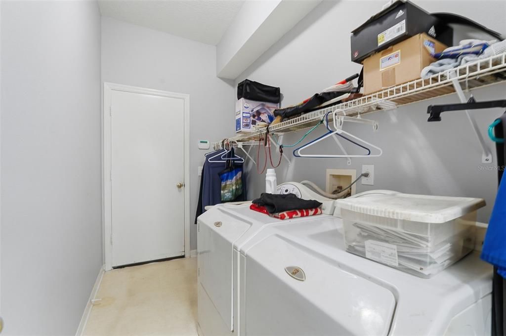 合同活跃: $300,000 (3 贝兹, 2 浴室, 1702 平方英尺)