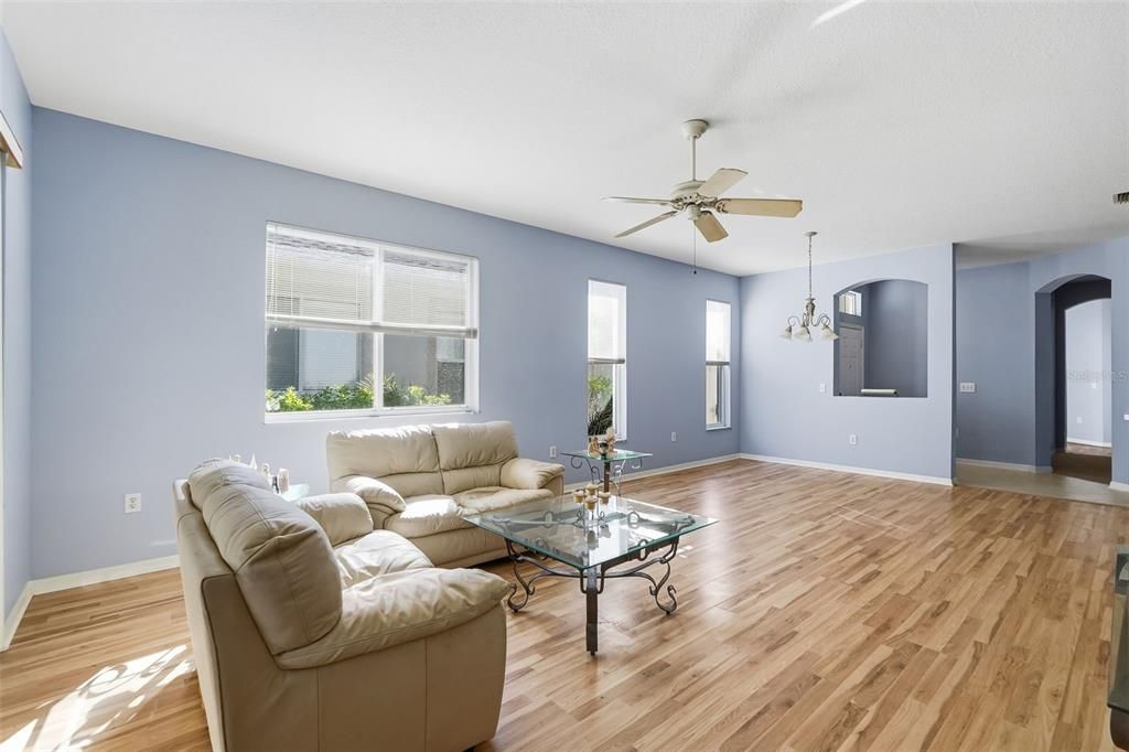 合同活跃: $300,000 (3 贝兹, 2 浴室, 1702 平方英尺)