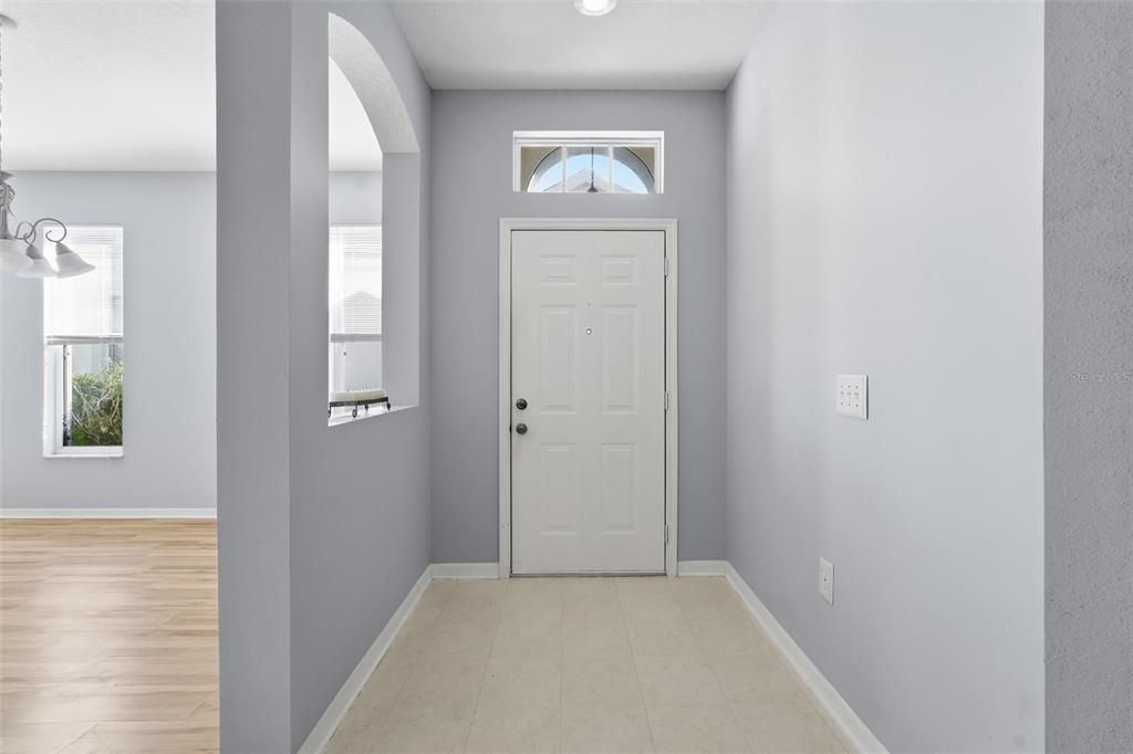 合同活跃: $300,000 (3 贝兹, 2 浴室, 1702 平方英尺)