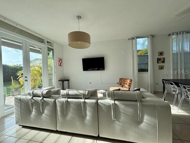 For Rent: $3,000 (4 beds, 2 baths, 2133 Square Feet)